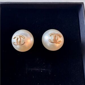 SOLD Chanel CC pearl earrings